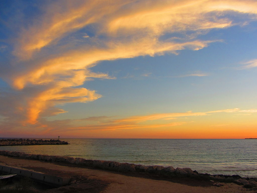 1024px-'_12_-_ITALY_-_holiday_vacation_Salento_(_south_Apulia_)_6_sunset_at_sea